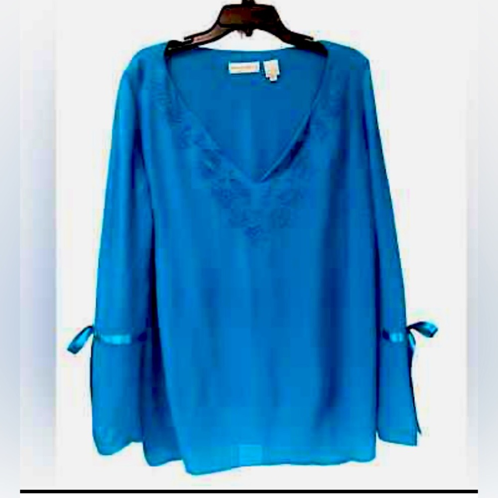 Preowned Dana Buchman
turquoise 100% silk blouse with beaded detail Size 2